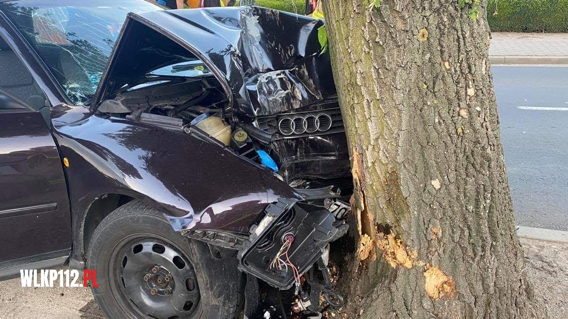 Audi uderzyło w drzewo. Ranna kobieta trafiła do szpitala