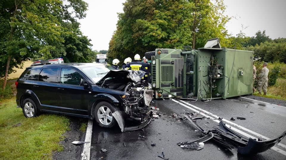 Wypadek z udziałem samochodu ciężarowego wojsk
