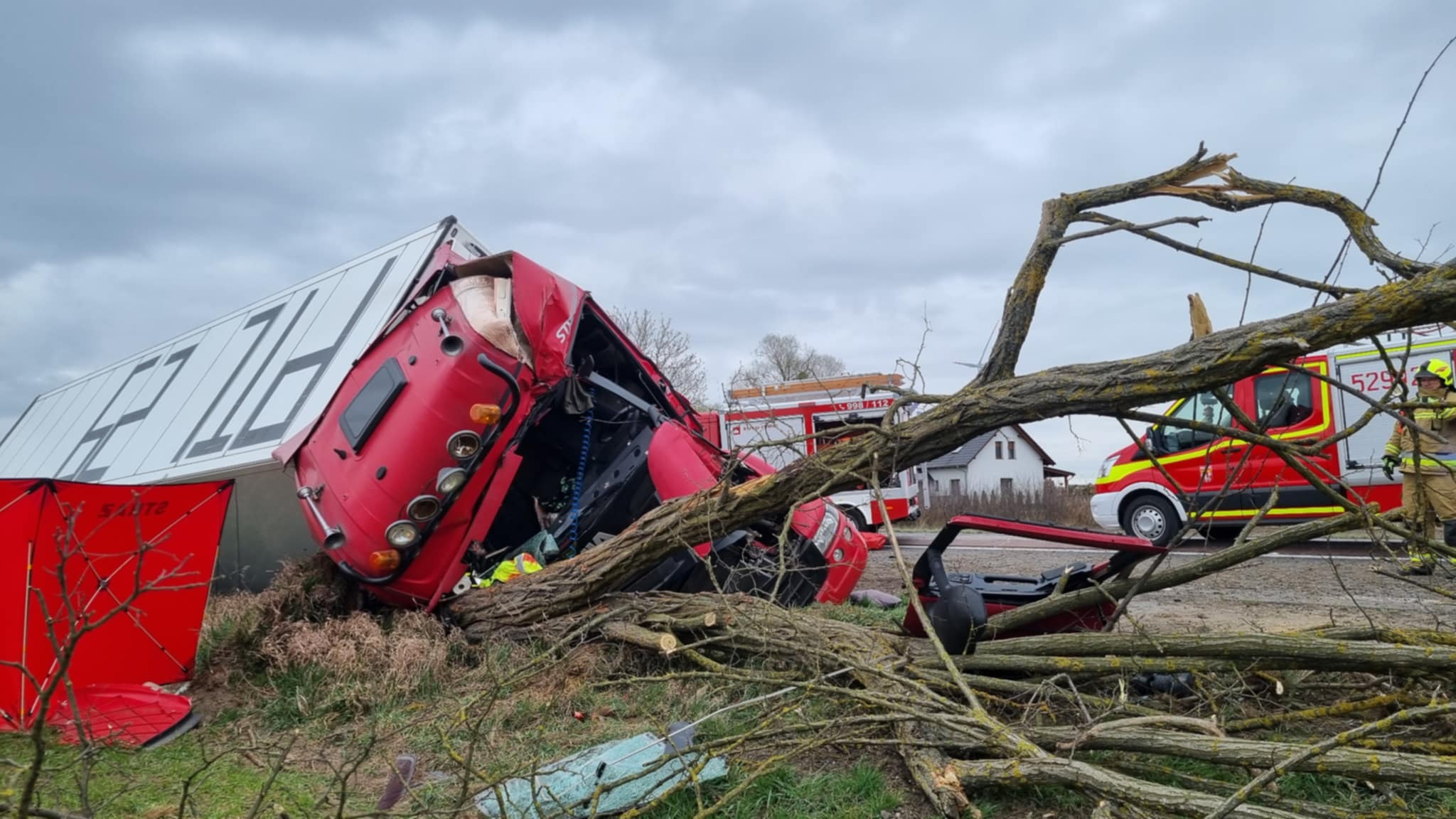 Dramatyczny wypadek.Ciężarówka uderzyła w drzewo. Kierowca zginął na miejscu (ZDJĘCIA)